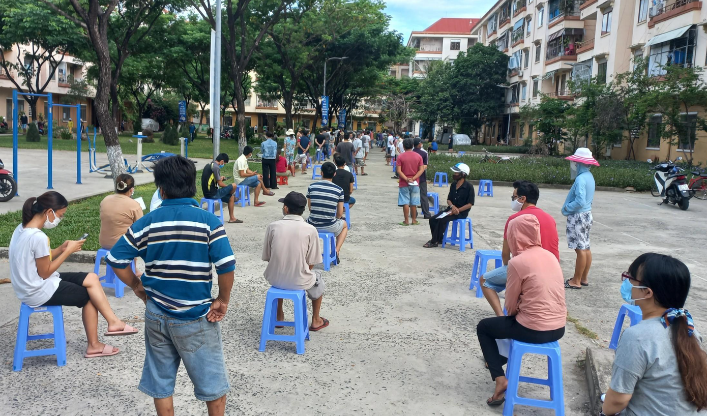 Sáng ngày 4/8, lực lượng y địa phương đã tổ chức lấy mẫu đại diện cho hơn 8.200 hộ dân trên địa bàn phường để truy vết ca lây nhiễm. Trong ảnh: Hàng ngàn người dân phường Nại Hiên Đông được lấy mẫu xét nghiệm gộp để truy vết ca mắc COVID-19.