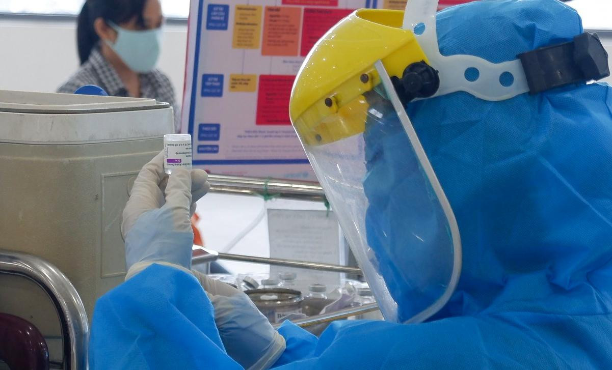 Ông Lê Trung Chinh, Chủ tịch UBND TP Đà Nẵng cho biết: Một trong những nhiệm vụ quan trọng trong thời gian đến là đẩy nhanh tốc độ tiêm vắc xin. Trong trường hợp Đà Nẵng được cung ứng một số lượng vắc xin lớn, ngành y tế cần huy động tối đa nhân lực (khoảng 2.000 người), mở rộng từ 1-2 điểm tiêm lên thành 3-4 điểm/quận để hạn chế thấp nhất người dân đi xa và tập trung đông người.