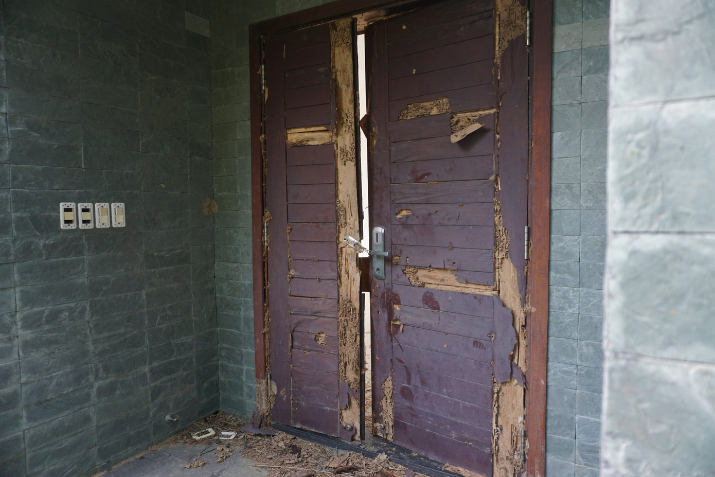 Đi vào trong các căn biệt thự bỏ hoang ở Sơn Trà là khung cảnh xuống cấp, hư hỏng, hoang tàn.