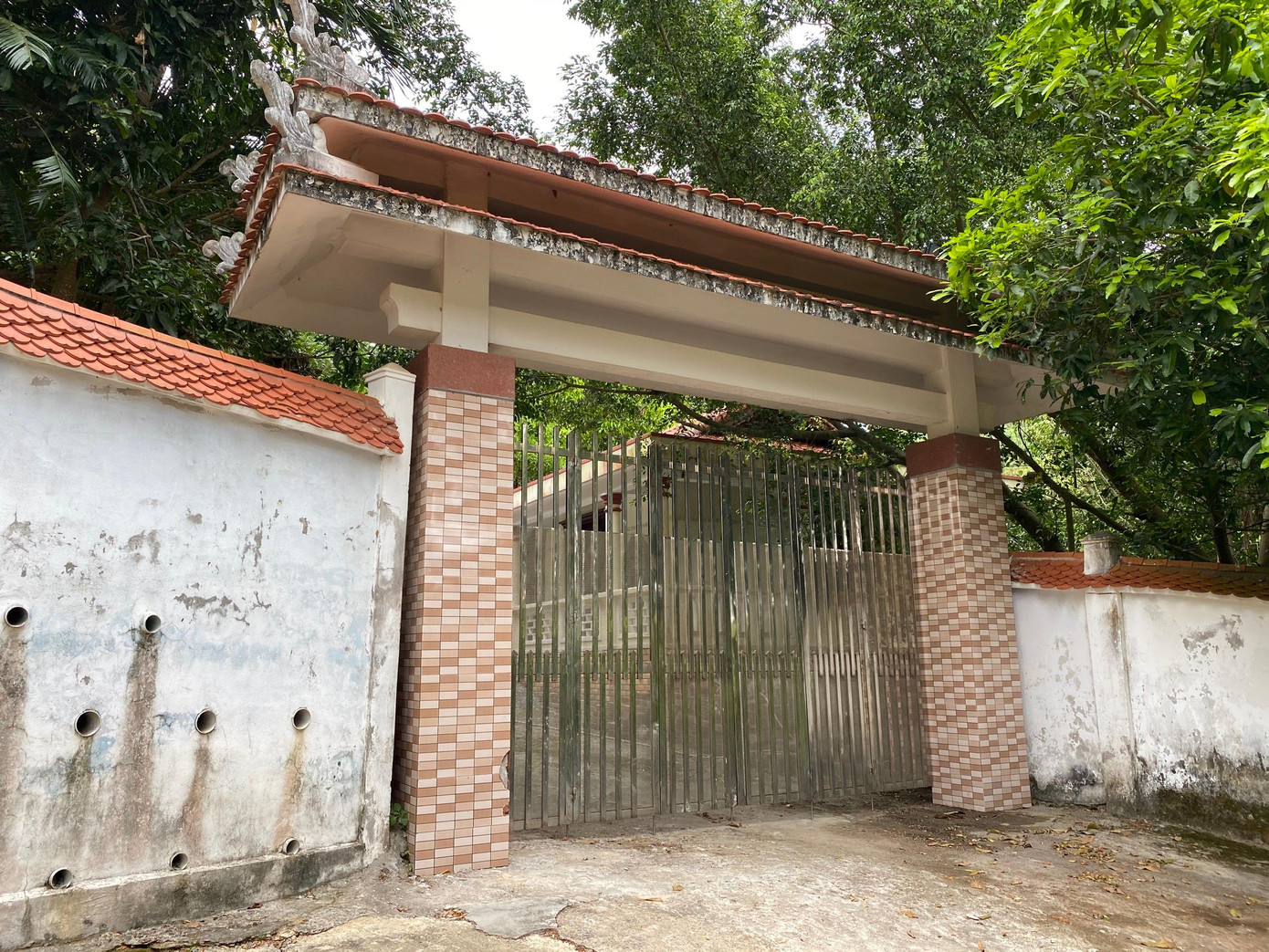 Cổng vào công trình vẫn còn y nguyên.