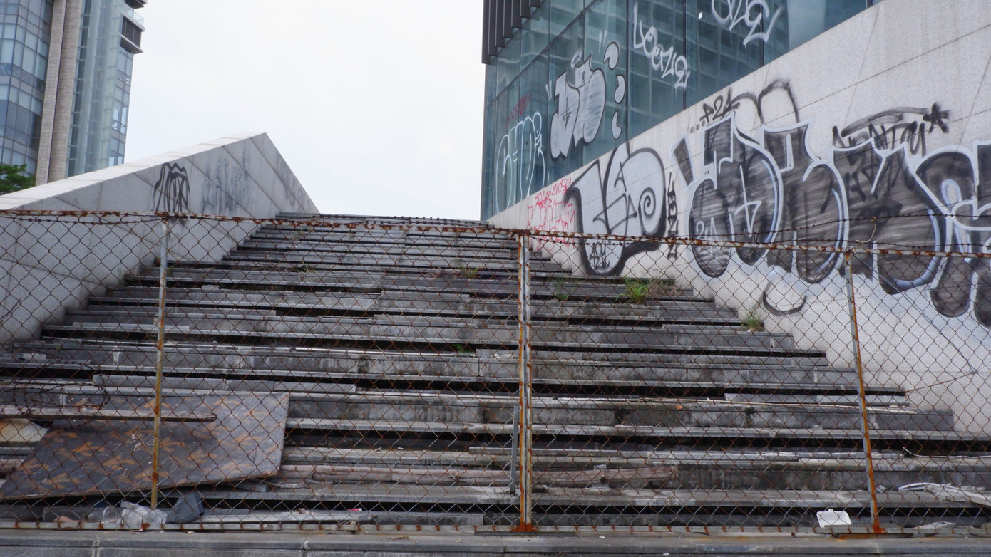 Hiện tại dự án đang được rào chắn, các hạng mục ngoài trời đã xuống cấp, hư hỏng nặng. Công ty TNHH I.V.C liên quan đến Phan Văn Anh Vũ (còn gọi là Vũ Nhôm). Trước đây, chính quyền Đà Nẵng cấp hơn 4.000m2 cho doanh nghiệp với kỳ vọng nơi đây sẽ là một trong những điểm nhấn về kiến trúc, thu hút du khách. Từ khi Phan Văn Anh Vũ bị bắt, dự án này cũng nằm trong danh sách bị điều tra và dừng hoạt động 6 năm nay.