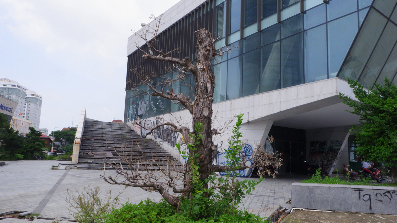 Trong trường hợp thành phố cương quyết thu hồi dự án không phải vì mục đích an ninh - quốc phòng, chủ đầu tư đề nghị UBND TP. Đà Nẵng bồi thường các chi phí đầu tư xây dựng, mua sắm trang thiết bị, các khoản lãi, phạt hợp đồng và hỗ trợ bố trí phần diện tích đất thuê tương đương về diện tích, công năng, mục đích… để đảm bảo doanh nghiệp ổn định hoạt động. Bởi, việc thay đổi quy hoạch là theo quyết định của UBND TP. Đà Nẵng không phải do lỗi của doanh nghiệp…