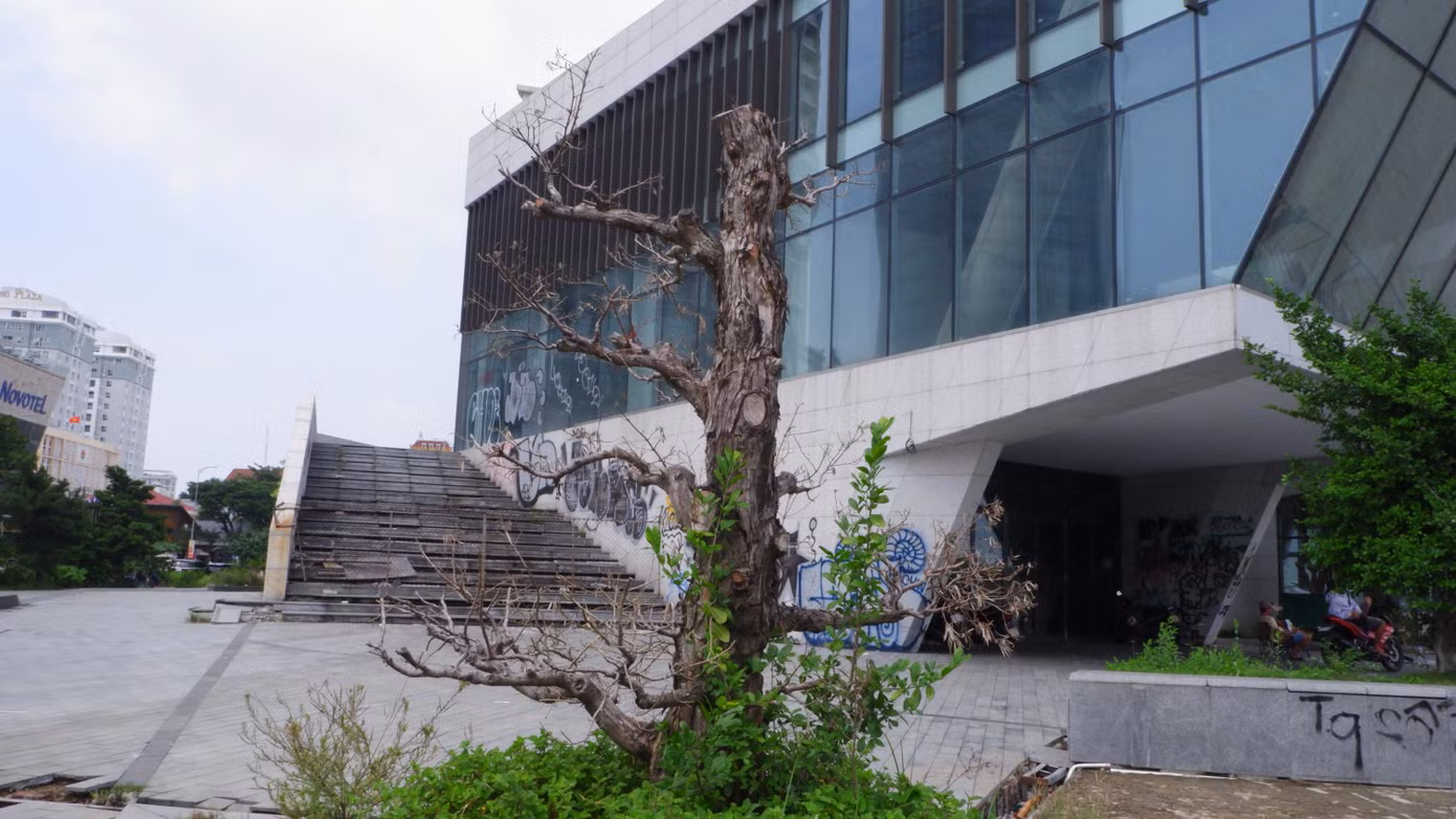 Trong trường hợp thành phố cương quyết thu hồi dự án không phải vì mục đích an ninh - quốc phòng, chủ đầu tư đề nghị UBND TP. Đà Nẵng bồi thường các chi phí đầu tư xây dựng, mua sắm trang thiết bị, các khoản lãi, phạt hợp đồng và hỗ trợ bố trí phần diện tích đất thuê tương đương về diện tích, công năng, mục đích… để đảm bảo doanh nghiệp ổn định hoạt động. Bởi, việc thay đổi quy hoạch là theo quyết định của UBND TP. Đà Nẵng không phải do lỗi của doanh nghiệp…