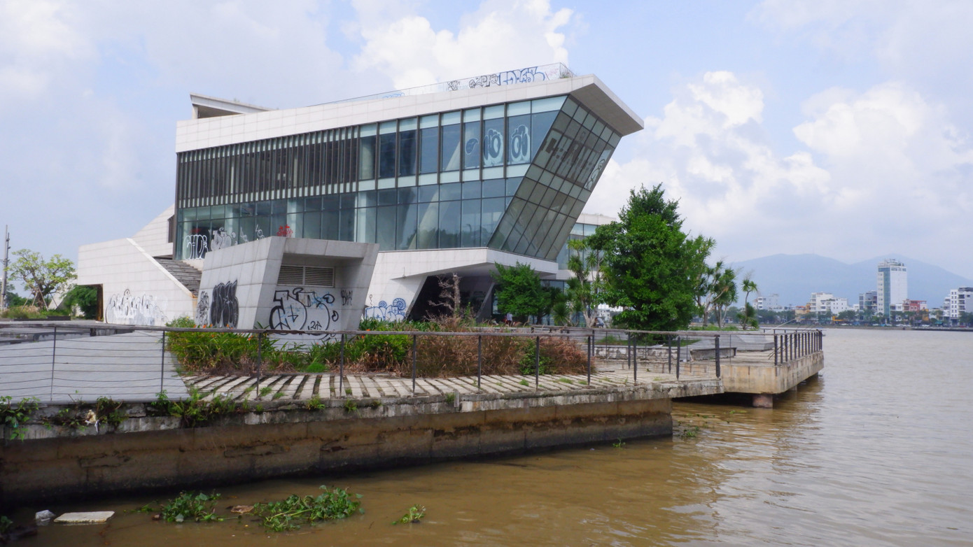 Trao đổi với PV Tiền Phong, đại diện chủ đầu tư dự án cho biết: Thời gian qua công ty đã nhiều lần gửi đơn kêu cứu, kiến nghị tới UBND TP. Đà Nẵng cũng như các cơ quan Nhà nước có thẩm quyền đề nghị nhanh chóng có phương án dứt điểm. Bởi dự án bị tạm dừng triển khai, bỏ không lâu ngày đã và đang gây thiệt hại nghiêm trọng cho doanh nghiệp.