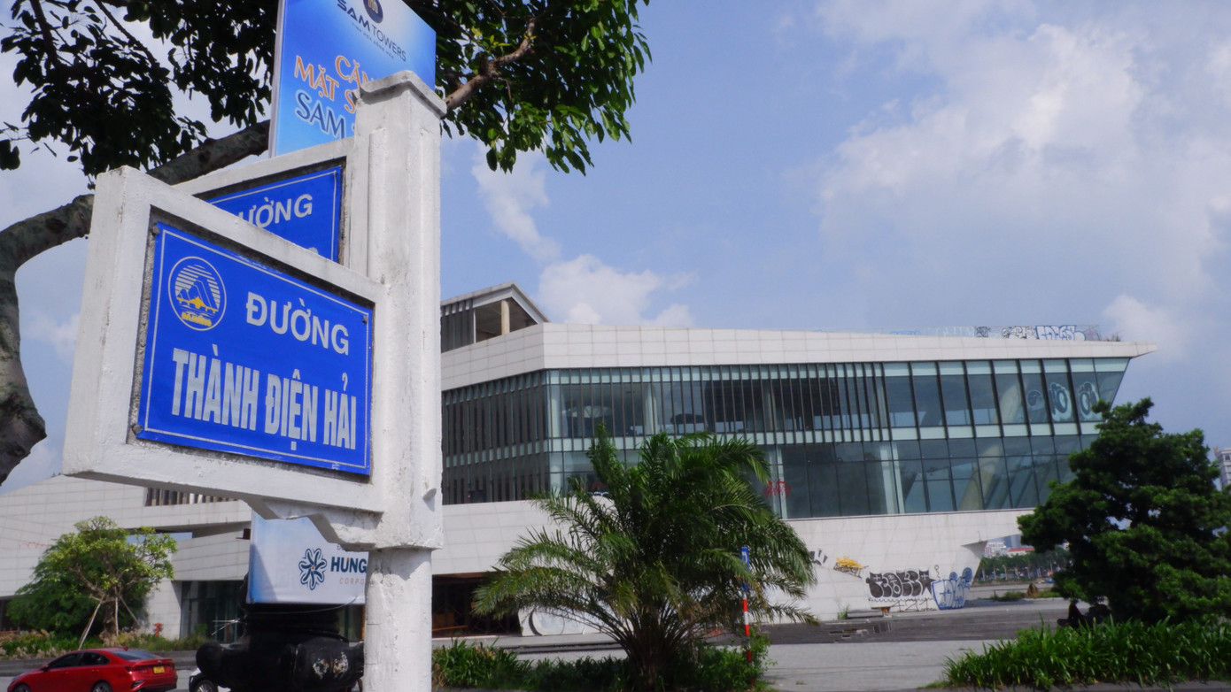 Trả lời ý kiến của cử tri, Sở Xây dựng TP. Đà Nẵng cho biết, liên quan đến dự án, UBND TP. Đà Nẵng đã có Thông báo số 373 ngày 9/8/2024 giao Sở Xây dựng chủ trì, phối hợp các đơn vị liên quan tổng hợp, hoàn chỉnh báo cáo xử lý các kiến nghị, đề xuất của Công ty TNHH I.V.C về các vướng mắc và các vấn đề liên quan trong xử lý công trình nhà hàng và bến du thuyền phía nam cảng sông Hàn, dự thảo văn bản trình UBND thành phố xem xét, báo cáo Ban Cán sự đảng UBND thành phố, báo cáo Thường trực Thành ủy. Sở Xây dựng cho biết, hiện Sở đã hoàn tất các văn bản, tờ trình. Tuy nhiên, cơ quan có thẩm quyền đang xem xét và chưa có ý kiến chỉ đạo. Sở Xây dựng cho biết, hiện Sở đã hoàn tất các văn bản, tờ trình. Tuy nhiên, cơ quan có thẩm quyền đang xem xét và chưa có ý kiến chỉ đạo.