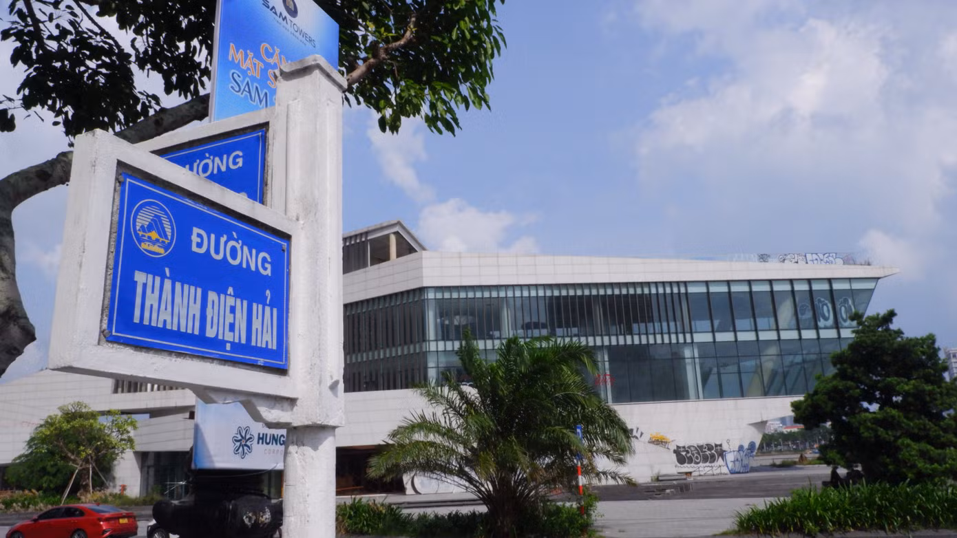 Trả lời ý kiến của cử tri, Sở Xây dựng TP. Đà Nẵng cho biết, liên quan đến dự án, UBND TP. Đà Nẵng đã có Thông báo số 373 ngày 9/8/2024 giao Sở Xây dựng chủ trì, phối hợp các đơn vị liên quan tổng hợp, hoàn chỉnh báo cáo xử lý các kiến nghị, đề xuất của Công ty TNHH I.V.C về các vướng mắc và các vấn đề liên quan trong xử lý công trình nhà hàng và bến du thuyền phía nam cảng sông Hàn, dự thảo văn bản trình UBND thành phố xem xét, báo cáo Ban Cán sự đảng UBND thành phố, báo cáo Thường trực Thành ủy. Sở Xây dựng cho biết, hiện Sở đã hoàn tất các văn bản, tờ trình. Tuy nhiên, cơ quan có thẩm quyền đang xem xét và chưa có ý kiến chỉ đạo. Sở Xây dựng cho biết, hiện Sở đã hoàn tất các văn bản, tờ trình. Tuy nhiên, cơ quan có thẩm quyền đang xem xét và chưa có ý kiến chỉ đạo.