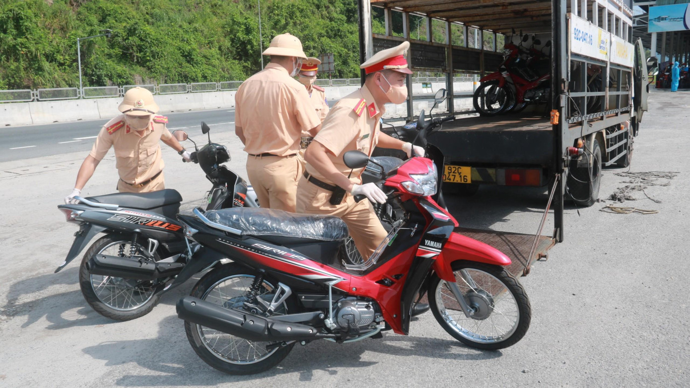 Tại trạm trung chuyển có 8 chiếc xe máy mới (trị giá mỗi xe 20 triệu đồng) đã được chuẩn bị sẵn để tặng cho người dân. Trong đó, có 5 xe máy Phòng cảnh sát giao thông, Công an TP Đà Nẵng kêu gọi các nhà hảo tâm giúp đỡ; 1 xe máy của Ngân hàng chính sách xã hội TP Đà Nẵng; 1 xe của quỹ Phòng tránh Thiên tai miền Trung và 1 xe của ông Phan Diễn (nguyên Ủy viên Bộ Chính trị, nguyên Thường trực Ban Bí thư, Chủ tịch quỹ phòng tránh thiên tai miền Trung) gửi tặng. Tại trạm trung chuyển có 8 chiếc xe máy mới (trị giá mỗi xe 20 triệu đồng) đã được chuẩn bị sẵn để tặng cho người dân. Trong đó, có 5 xe máy Phòng cảnh sát giao thông, Công an TP Đà Nẵng kêu gọi các nhà hảo tâm giúp đỡ; 1 xe máy của Ngân hàng chính sách xã hội TP Đà Nẵng; 1 xe của quỹ Phòng tránh Thiên tai miền Trung và 1 xe của ông Phan Diễn (nguyên Ủy viên Bộ Chính trị, nguyên Thường trực Ban Bí thư, Chủ tịch quỹ phòng tránh thiên tai miền Trung) gửi tặng.