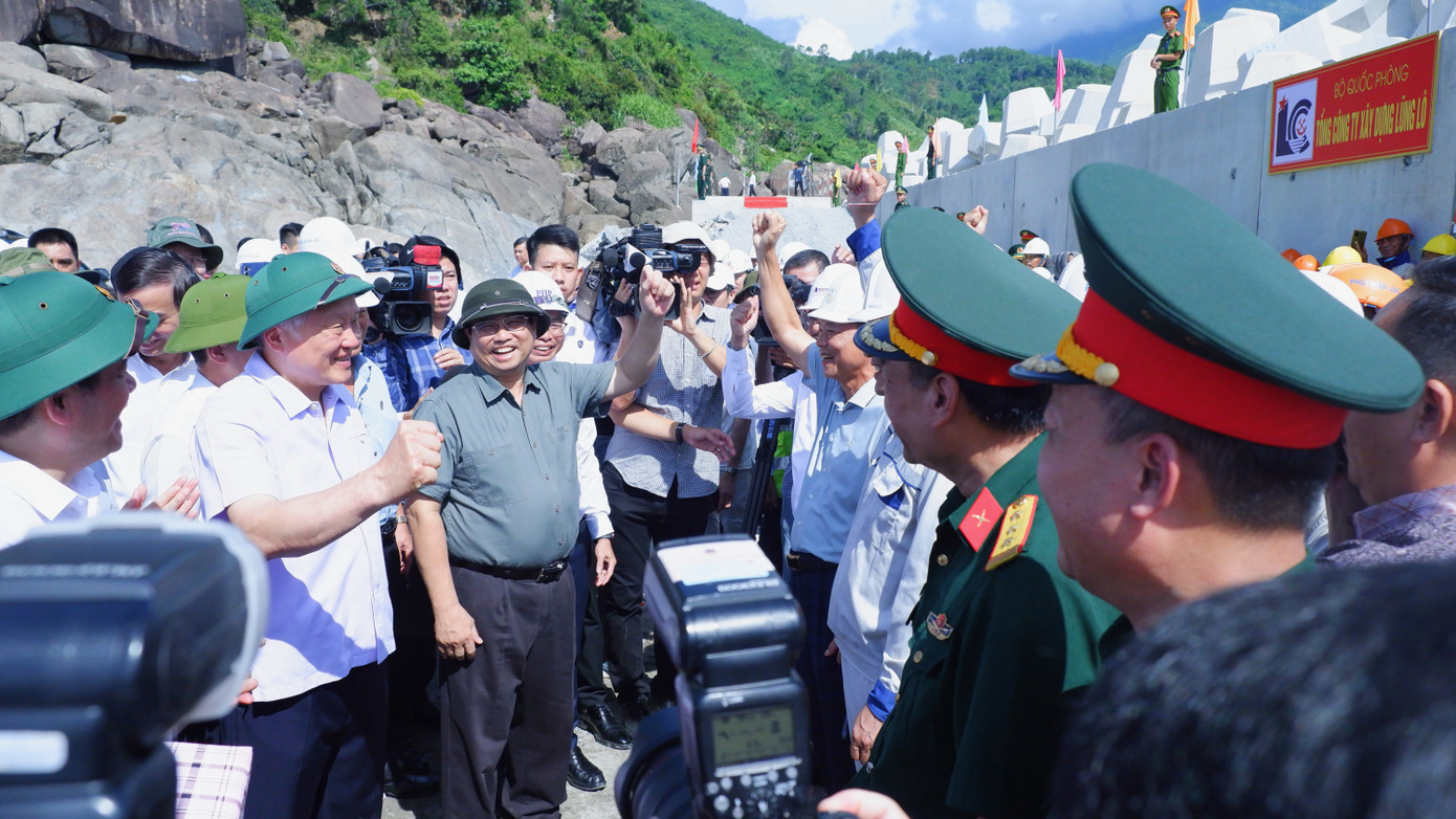 Thủ tướng và đoàn công tác cùng các chuyên gia, kỹ sư, công nhân giơ tay thể hiện quyết tâm "vượt nắng, thắng mưa" hoàn thành tiến độ dự án cảng Liên Chiểu. Cảng biển Liên Chiểu là dự án trọng điểm đang được Đà Nẵng kêu gọi đầu tư. Đây cũng là một trong 3 cảng biển nước sâu của Việt Nam, được quy hoạch là cảng đặc biệt với quy mô tiếp nhận tàu tổng hợp, hàng rời trọng tải đến 100.000 tấn, tàu container có sức chở từ 6.000 đến 8.000 TEU. Ảnh: Nguyễn Thành.
