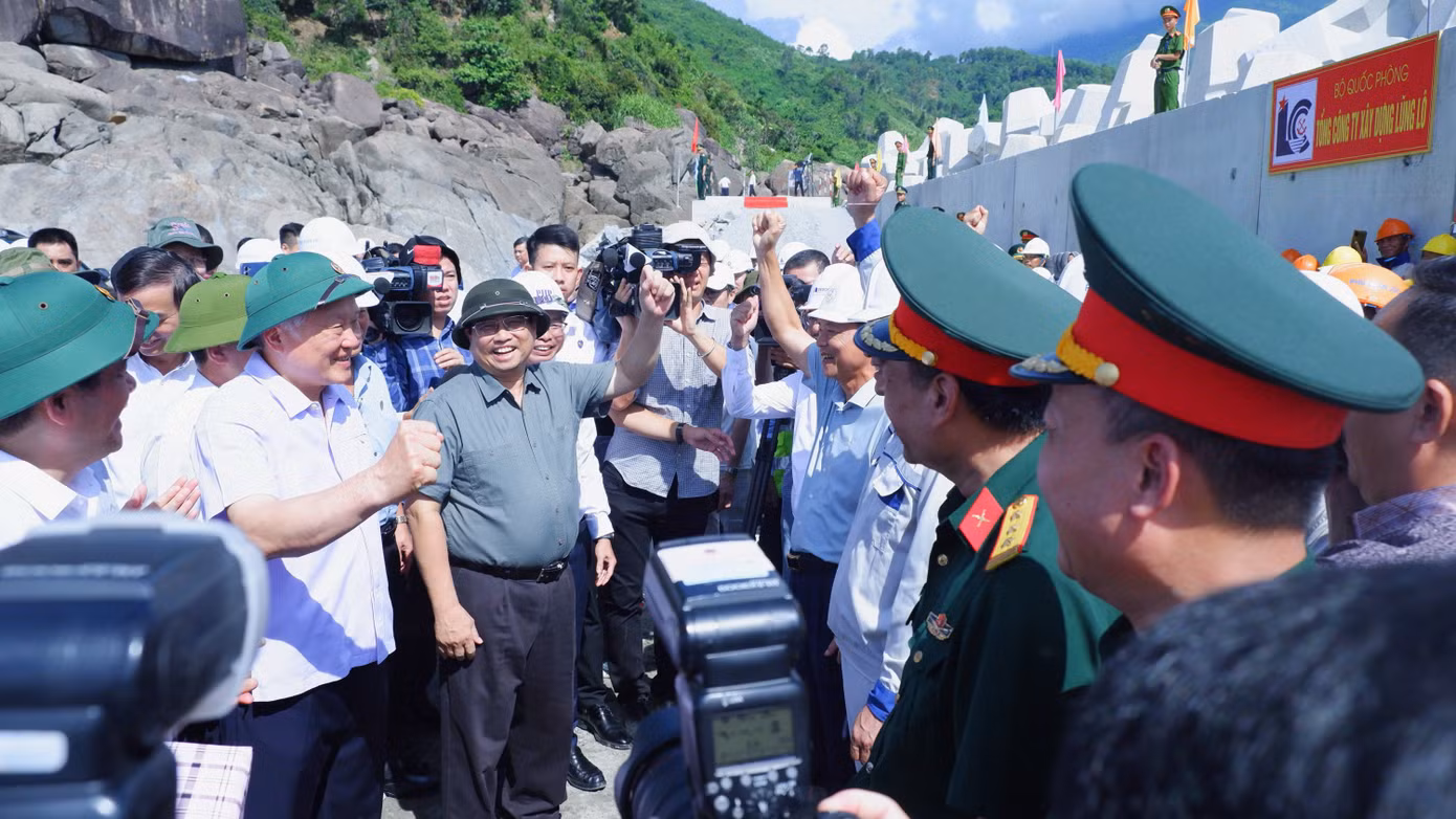 Thủ tướng và đoàn công tác cùng các chuyên gia, kỹ sư, công nhân giơ tay thể hiện quyết tâm "vượt nắng, thắng mưa" hoàn thành tiến độ dự án cảng Liên Chiểu. Cảng biển Liên Chiểu là dự án trọng điểm đang được Đà Nẵng kêu gọi đầu tư. Đây cũng là một trong 3 cảng biển nước sâu của Việt Nam, được quy hoạch là cảng đặc biệt với quy mô tiếp nhận tàu tổng hợp, hàng rời trọng tải đến 100.000 tấn, tàu container có sức chở từ 6.000 đến 8.000 TEU. Ảnh: Nguyễn Thành. Thủ tướng và đoàn công tác cùng các chuyên gia, kỹ sư, công nhân giơ tay thể hiện quyết tâm "vượt nắng, thắng mưa" hoàn thành tiến độ dự án cảng Liên Chiểu. Cảng biển Liên Chiểu là dự án trọng điểm đang được Đà Nẵng kêu gọi đầu tư. Đây cũng là một trong 3 cảng biển nước sâu của Việt Nam, được quy hoạch là cảng đặc biệt với quy mô tiếp nhận tàu tổng hợp, hàng rời trọng tải đến 100.000 tấn, tàu container có sức chở từ 6.000 đến 8.000 TEU. Ảnh: Nguyễn Thành.