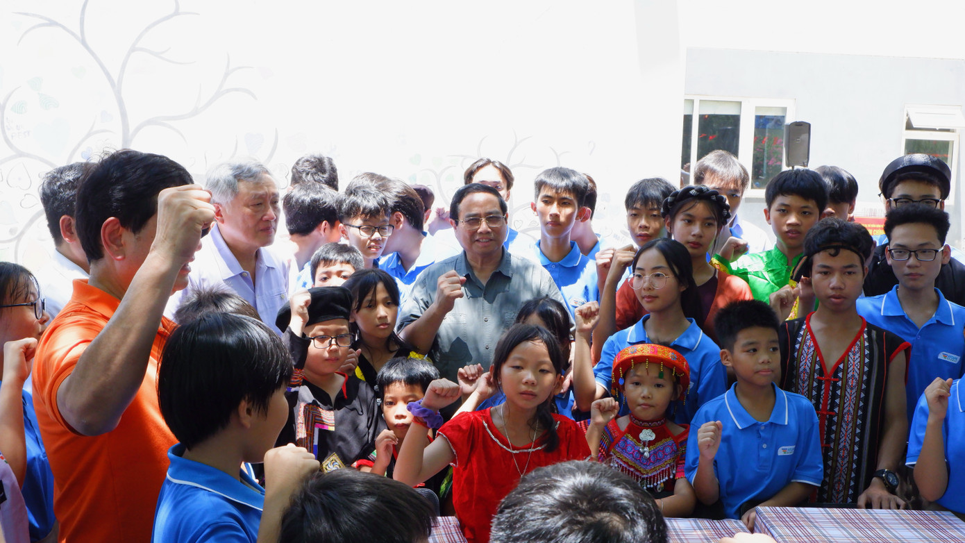 Thủ tướng Phạm Minh Chính và học sinh, giáo viên nhà trường thể hiện quyết tâm trước thềm năm học mới. (Ảnh: Nguyễn Thành)