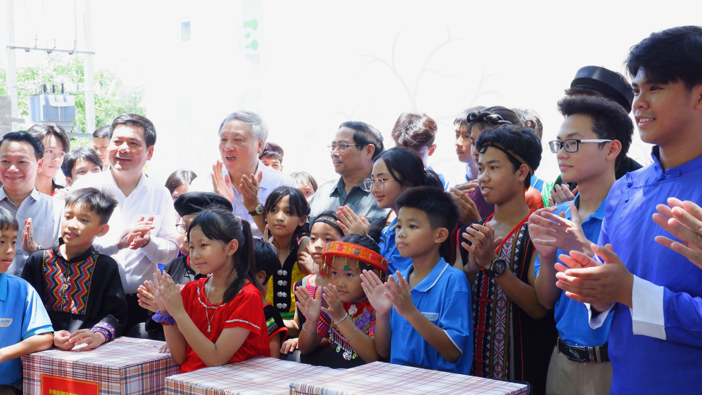 Thủ tướng và đoàn công tác tặng quà cho các học sinh trường Hy Vọng nhân dịp Trung thu và năm học mới sắp bắt đầu. (Ảnh: Nguyễn Thành)
