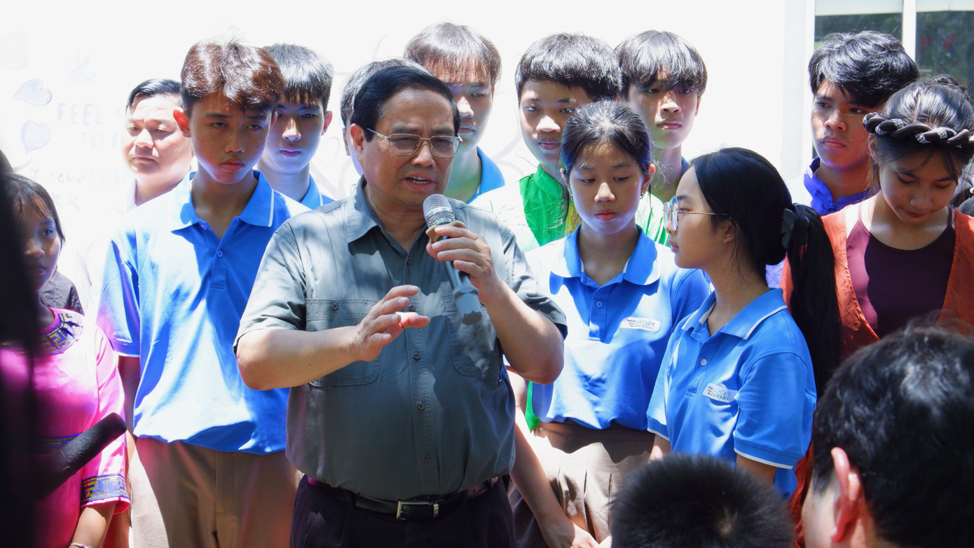 Thủ tướng căn dặn học sinh và thầy cô giáo trường Hy Vọng. (Ảnh: Nguyễn Thành)