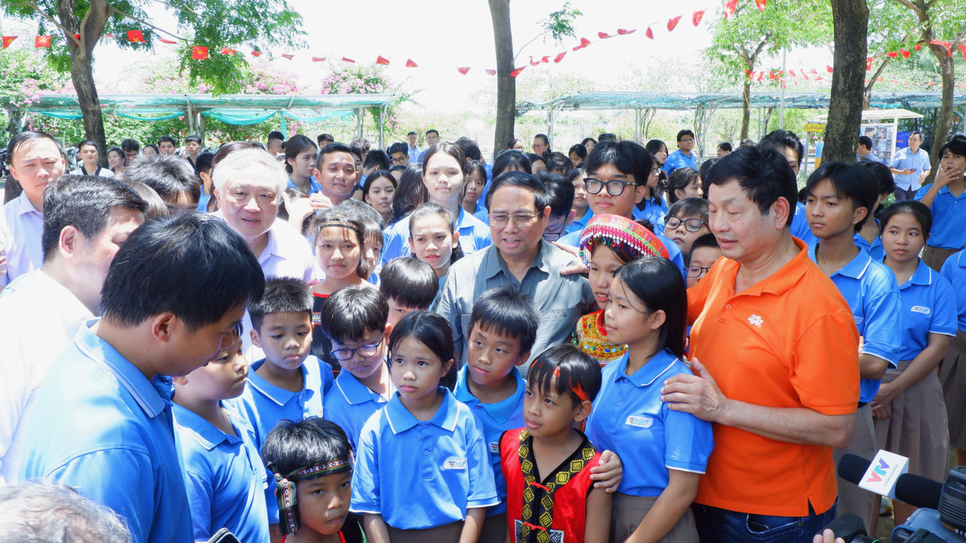 Hơn 300 học sinh là trẻ mồ côi trong đại dịch COVID-19 đang được nuôi dưỡng, học tập tại trường Hy Vọng chào đón Thủ tướng Phạm Minh Chính đến thăm. (Ảnh: Nguyễn Thành).