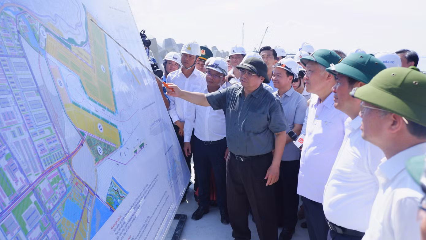 Thủ tướng trực tiếp chỉ đạo công tác thi công tại cảng Liên Chiểu. Theo thủ tướng, Cảng Liên Chiểu có ví trí rất chiến lược về mặt logistics. Vì vậy, phải tạo môi trường đầu tư kinh doanh thế nào để sức hấp dẫn của khu này tốt hơn. Để triển khai dự án cảng Liên Chiểu nhanh không chỉ dựa vào nguồn lực trong nước mà còn phải dựa vào nguồn lực bên ngoài. Ảnh: Nguyễn Thành. Thủ tướng trực tiếp chỉ đạo công tác thi công tại cảng Liên Chiểu. Theo thủ tướng, Cảng Liên Chiểu có ví trí rất chiến lược về mặt logistics. Vì vậy, phải tạo môi trường đầu tư kinh doanh thế nào để sức hấp dẫn của khu này tốt hơn. Để triển khai dự án cảng Liên Chiểu nhanh không chỉ dựa vào nguồn lực trong nước mà còn phải dựa vào nguồn lực bên ngoài. Ảnh: Nguyễn Thành.
