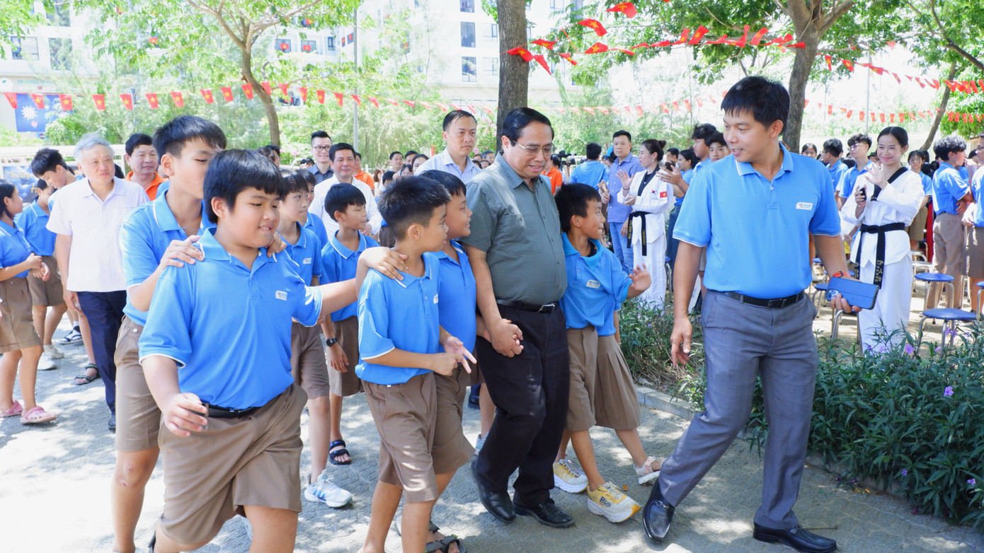 Cùng ngày, Thủ tướng Phạm Minh Chính và đoàn công tác đã đến thăm trường Hy Vọng. Thủ tướng đã ân cần thăm hỏi, trò chuyện với các em học sinh mồ côi sau đại dịch COVID-19 đang sinh hoạt, học tập tại đây. Ảnh: Nguyễn Thành.