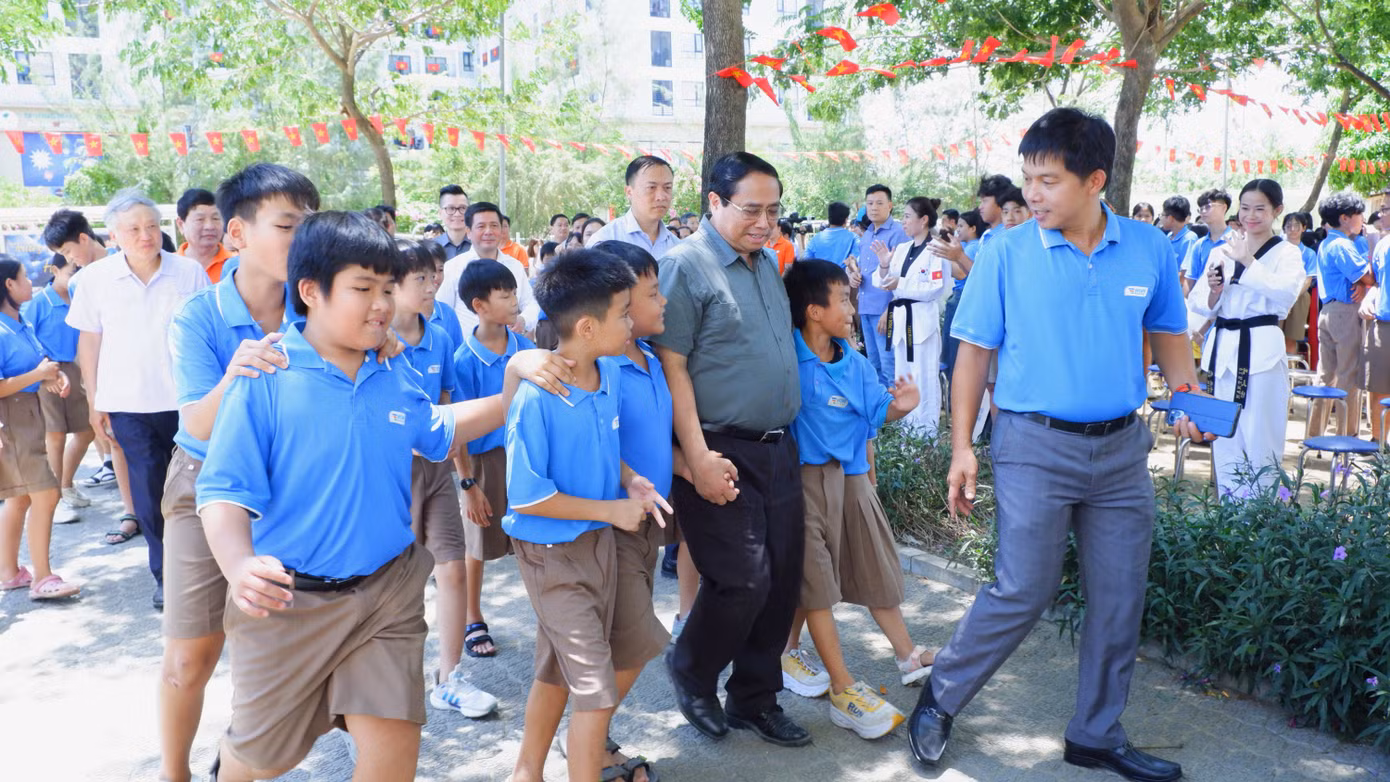 Cùng ngày, Thủ tướng Phạm Minh Chính và đoàn công tác đã đến thăm trường Hy Vọng. Thủ tướng đã ân cần thăm hỏi, trò chuyện với các em học sinh mồ côi sau đại dịch COVID-19 đang sinh hoạt, học tập tại đây. Ảnh: Nguyễn Thành. Cùng ngày, Thủ tướng Phạm Minh Chính và đoàn công tác đã đến thăm trường Hy Vọng. Thủ tướng đã ân cần thăm hỏi, trò chuyện với các em học sinh mồ côi sau đại dịch COVID-19 đang sinh hoạt, học tập tại đây. Ảnh: Nguyễn Thành.
