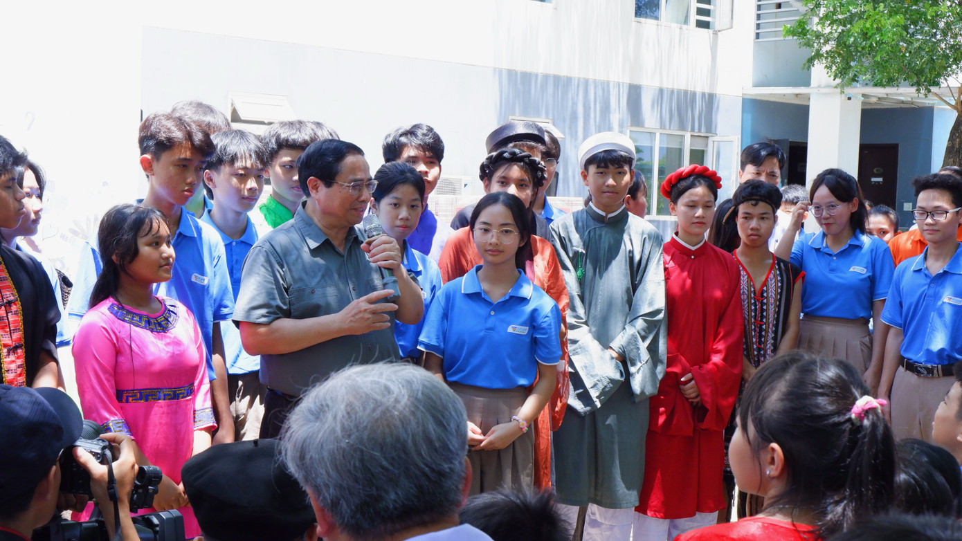 Học sinh trường Hy Vọng chăm chú lắng nghe những lời căn dặn của Thủ tướng. (Ảnh: Nguyễn Thành)
