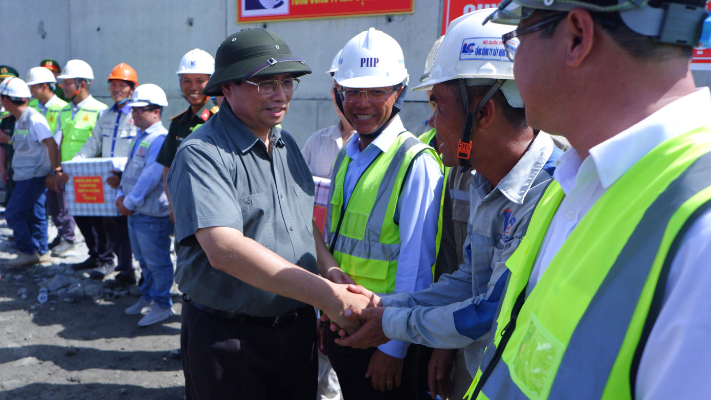 Thủ tướng thăm hỏi công nhân, kỹ sư tại công trường cảng Liên Chiểu. Ghi nhận trực tiếp tại công trường, Thủ tướng biểu dương các đơn vị vì chỉ hơn 1 năm vừa làm thủ tục, vừa đầu tư, vừa thi công nhưng dự án đã được như hiện nay là nhanh. Do đó cần phải phát huy tinh thần này hơn nữa. “Đã thần tốc rồi thần tốc hơn nữa, đã hiệu quả rồi hiệu quả hơn nữa, đã nỗ lực rồi nỗ lực hơn nữa", Thủ tướng yêu cầu. Ảnh: Nguyễn Thành.