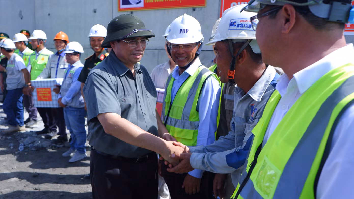 Thủ tướng thăm hỏi công nhân, kỹ sư tại công trường cảng Liên Chiểu. Ghi nhận trực tiếp tại công trường, Thủ tướng biểu dương các đơn vị vì chỉ hơn 1 năm vừa làm thủ tục, vừa đầu tư, vừa thi công nhưng dự án đã được như hiện nay là nhanh. Do đó cần phải phát huy tinh thần này hơn nữa. “Đã thần tốc rồi thần tốc hơn nữa, đã hiệu quả rồi hiệu quả hơn nữa, đã nỗ lực rồi nỗ lực hơn nữa", Thủ tướng yêu cầu. Ảnh: Nguyễn Thành. Thủ tướng thăm hỏi công nhân, kỹ sư tại công trường cảng Liên Chiểu. Ghi nhận trực tiếp tại công trường, Thủ tướng biểu dương các đơn vị vì chỉ hơn 1 năm vừa làm thủ tục, vừa đầu tư, vừa thi công nhưng dự án đã được như hiện nay là nhanh. Do đó cần phải phát huy tinh thần này hơn nữa. “Đã thần tốc rồi thần tốc hơn nữa, đã hiệu quả rồi hiệu quả hơn nữa, đã nỗ lực rồi nỗ lực hơn nữa", Thủ tướng yêu cầu. Ảnh: Nguyễn Thành.
