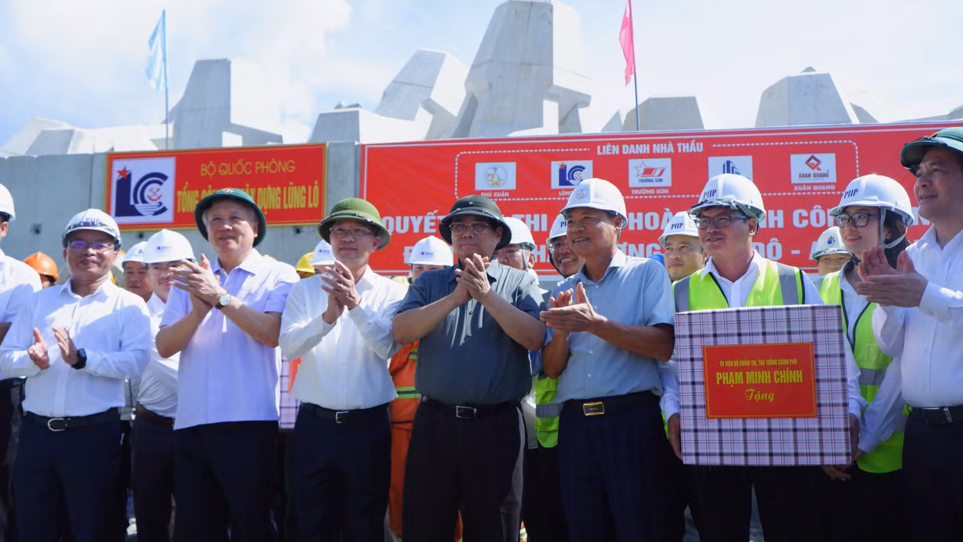 Thủ tướng và đoàn công tác tặng quà cho các công nhân, nhà thầu thi công tại công trường cảng Liên Chiểu. Ảnh: Nguyễn Thành. Thủ tướng và đoàn công tác tặng quà cho các công nhân, nhà thầu thi công tại công trường cảng Liên Chiểu. Ảnh: Nguyễn Thành.
