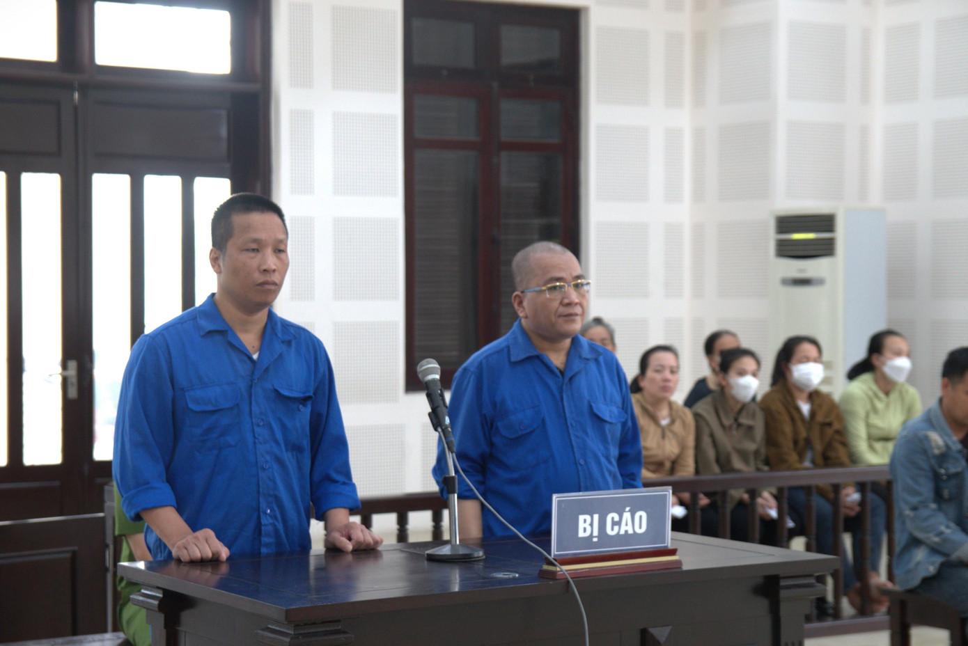 Hai bị cáo Vũ Đức Minh và Đinh Hồng Quang tại phiên tòa.