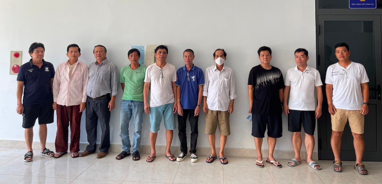 Các đối tượng trong đường dây cá độ tại cơ quan công an.