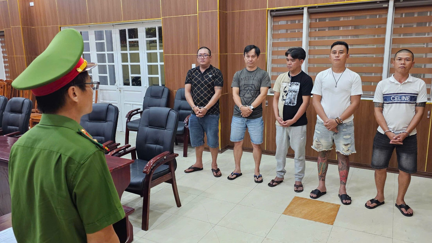 Các đối tượng trong đường dây tại cơ quan Công an. Các đối tượng trong đường dây tại cơ quan Công an.