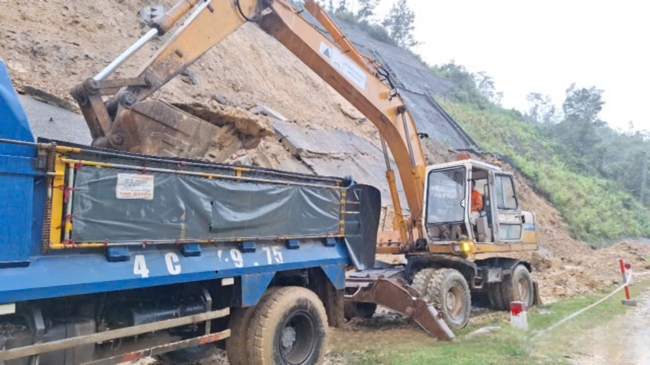 Lực lượng chức năng đang huy động phương tiện và nhân lực để khẩn trương khắc phục sạt lở.