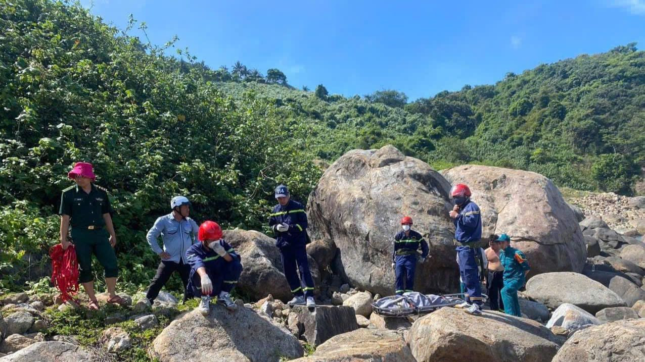 Lực lượng chức năng tiếp cận hiện trường đưa thi thể nạn nhân lên.