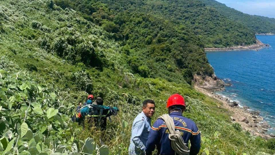 Địa hình đồi núi, vực sâu tại khu vực phát hiện thi thể.