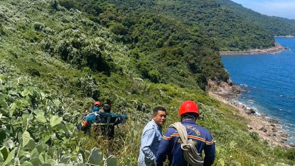 Địa hình đồi núi, vực sâu tại khu vực phát hiện thi thể.