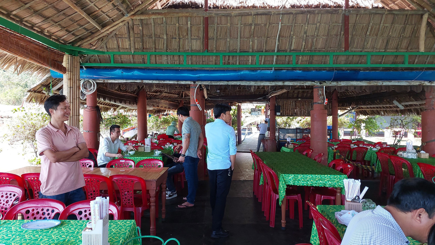 Các công trình trái phép hoạt động rầm rộ ở bán đảo Sơn Trà, không chấp hành yêu cầu tháo dỡ như thách thức với chính quyền địa phương. Các công trình trái phép hoạt động rầm rộ ở bán đảo Sơn Trà, không chấp hành yêu cầu tháo dỡ như thách thức với chính quyền địa phương.