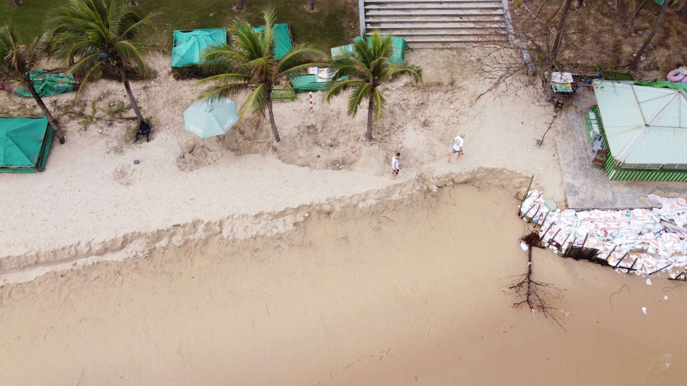Theo các chuyên gia, cần có nghiên cứu đánh giá cụ thể về hiện tượng sạt lở bãi biển Đà Nẵng để có giải pháp căn cơ, lâu dài.