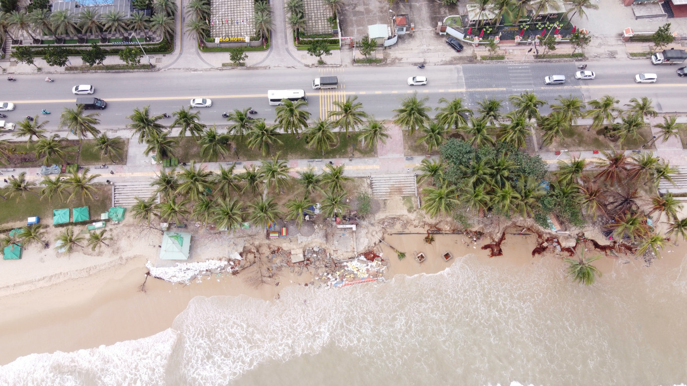 Hình ảnh bãi biển Đà Nẵng tan hoang khiến nhiều người không khỏi xót xa. Kiểm tra thực tế, ông Lê Trung Chinh, Chủ tịch UBND TP. Đà Nẵng đã yêu cầu các sở ngành có giải pháp khẩn trương khắc phục tạm thời, hạn chế tình trạng sạt lở đang diễn ra, nhất là các vị trí đang bị xói lở sâu. Đồng thời, đề xuất giải pháp xử lý ổn định, lâu dài để bảo vệ bờ biển, nhất là tại bãi biển Mỹ Khê.