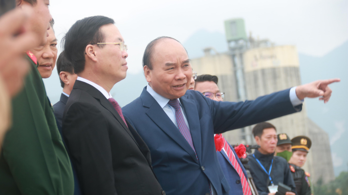 Chủ tịch nước Nguyễn Xuân Phúc cùng Thường trực Ban Bí thư Võ Văn Thưởng kiểm tra khu vực triển khai dự án (Ảnh: Nguyễn Thành),