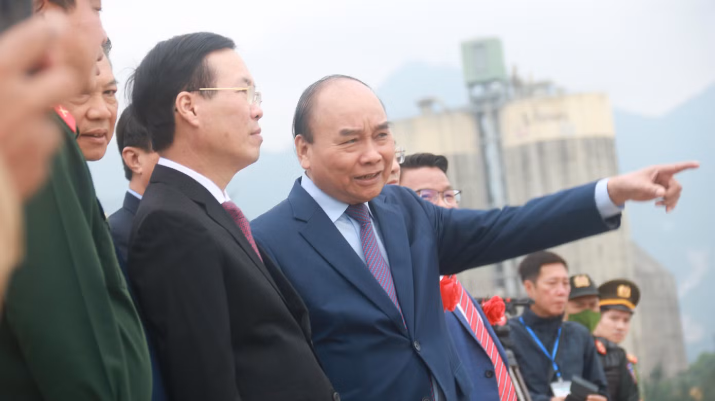 Chủ tịch nước Nguyễn Xuân Phúc cùng Thường trực Ban Bí thư Võ Văn Thưởng kiểm tra khu vực triển khai dự án (Ảnh: Nguyễn Thành),