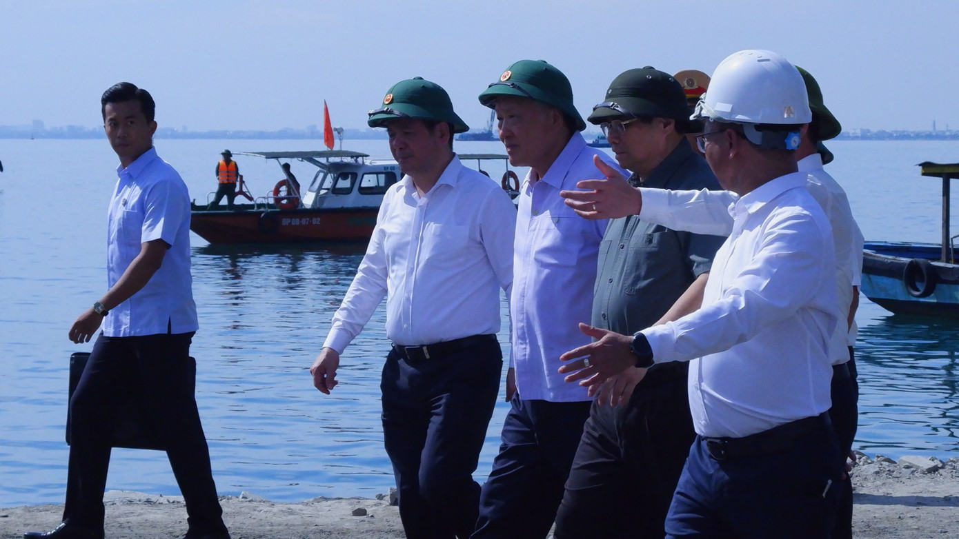 Ngày 1/9, Thủ tướng Phạm Minh Chính đã đi kiểm tra, thị sát dự án cảng Liên Chiểu. Thủ tướng đánh giá chỉ hơn một năm, vừa làm thủ tục, vừa đầu tư và thi công, dự án đã đạt khối lượng như vậy là nhanh, cần tiếp tục phát huy. Đồng thời, cần huy động sức mạnh tổng lực để đẩy nhanh hơn nữa tiến độ dự án đang được nhiều nhà đầu tư nước ngoài quan tâm này. Để qua năm 2025, Đà Nẵng sẽ chỉ tập trung vào những dự án lớn, những dự án nhỏ để cho doanh nghiệp làm. Ngày 1/9, Thủ tướng Phạm Minh Chính đã đi kiểm tra, thị sát dự án cảng Liên Chiểu. Thủ tướng đánh giá chỉ hơn một năm, vừa làm thủ tục, vừa đầu tư và thi công, dự án đã đạt khối lượng như vậy là nhanh, cần tiếp tục phát huy. Đồng thời, cần huy động sức mạnh tổng lực để đẩy nhanh hơn nữa tiến độ dự án đang được nhiều nhà đầu tư nước ngoài quan tâm này. Để qua năm 2025, Đà Nẵng sẽ chỉ tập trung vào những dự án lớn, những dự án nhỏ để cho doanh nghiệp làm.