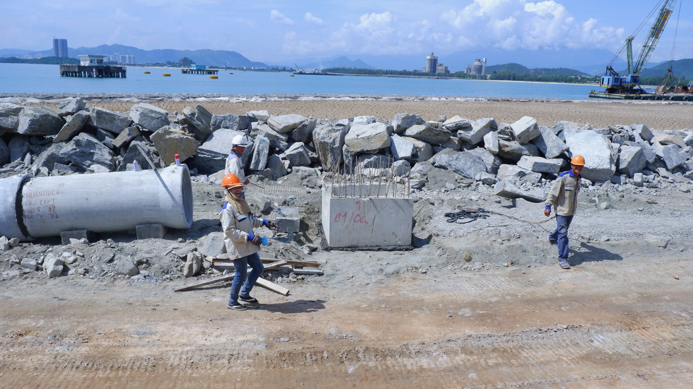 Anh Lê Văn Nam (35 tuổi), một công nhân làm việc tại dự án, cho biết: Thời tiết nắng nóng nên anh em phải tranh thủ vào ca làm việc từ sáng sớm. Ngày nghỉ lễ nhưng anh em vẫn bám công trường để hoàn thành công việc, nhiệm vụ được giao. Anh Lê Văn Nam (35 tuổi), một công nhân làm việc tại dự án, cho biết: Thời tiết nắng nóng nên anh em phải tranh thủ vào ca làm việc từ sáng sớm. Ngày nghỉ lễ nhưng anh em vẫn bám công trường để hoàn thành công việc, nhiệm vụ được giao.