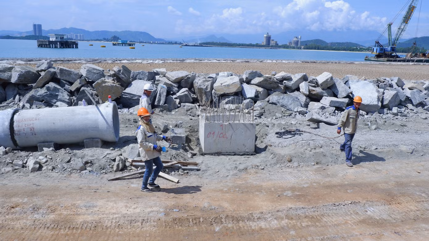 Anh Lê Văn Nam (35 tuổi), một công nhân làm việc tại dự án, cho biết: Thời tiết nắng nóng nên anh em phải tranh thủ vào ca làm việc từ sáng sớm. Ngày nghỉ lễ nhưng anh em vẫn bám công trường để hoàn thành công việc, nhiệm vụ được giao.
