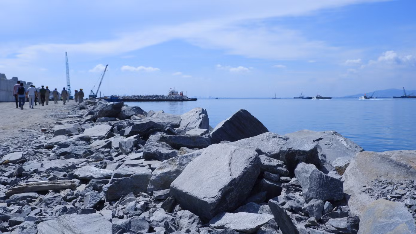 Thiết kế cảng Liên Chiểu gồm 8 bến container tiếp nhận tàu 30.000-200.000 DWT, 6 bến tổng hợp tiếp nhận tàu 30.000-100.000 DWT, bến cho tàu SB dài 1.230m… Theo UBND TP. Đà Nẵng, ước tính cảng Liên Chiểu hoạt động có thể mang lại nguồn thu khoảng 4.800 tỉ đồng/năm vào năm 2030, 17.100 tỉ đồng/năm vào năm 2040, 25.800 tỉ đồng năm 2050. Thu phí hàng hải, lệ phí ra vào cảng biển… khoảng 230 tỉ đồng/năm.