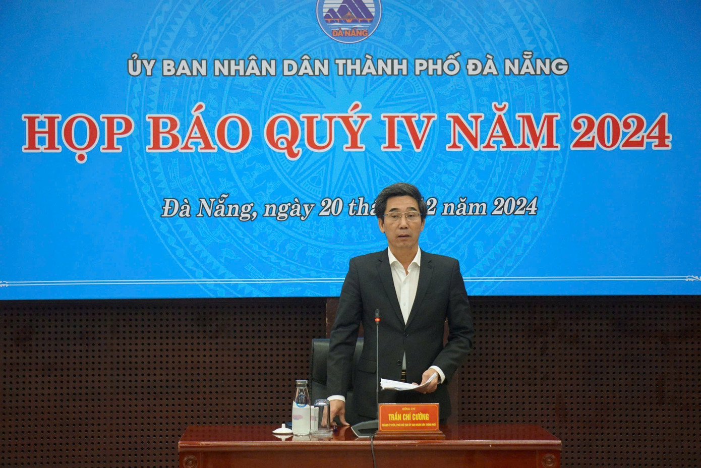 Ông Trần Chí Cường - Phó Chủ tịch UBND TP. Đà Nẵng - chủ trì họp báo. Ông Trần Chí Cường - Phó Chủ tịch UBND TP. Đà Nẵng - chủ trì họp báo.