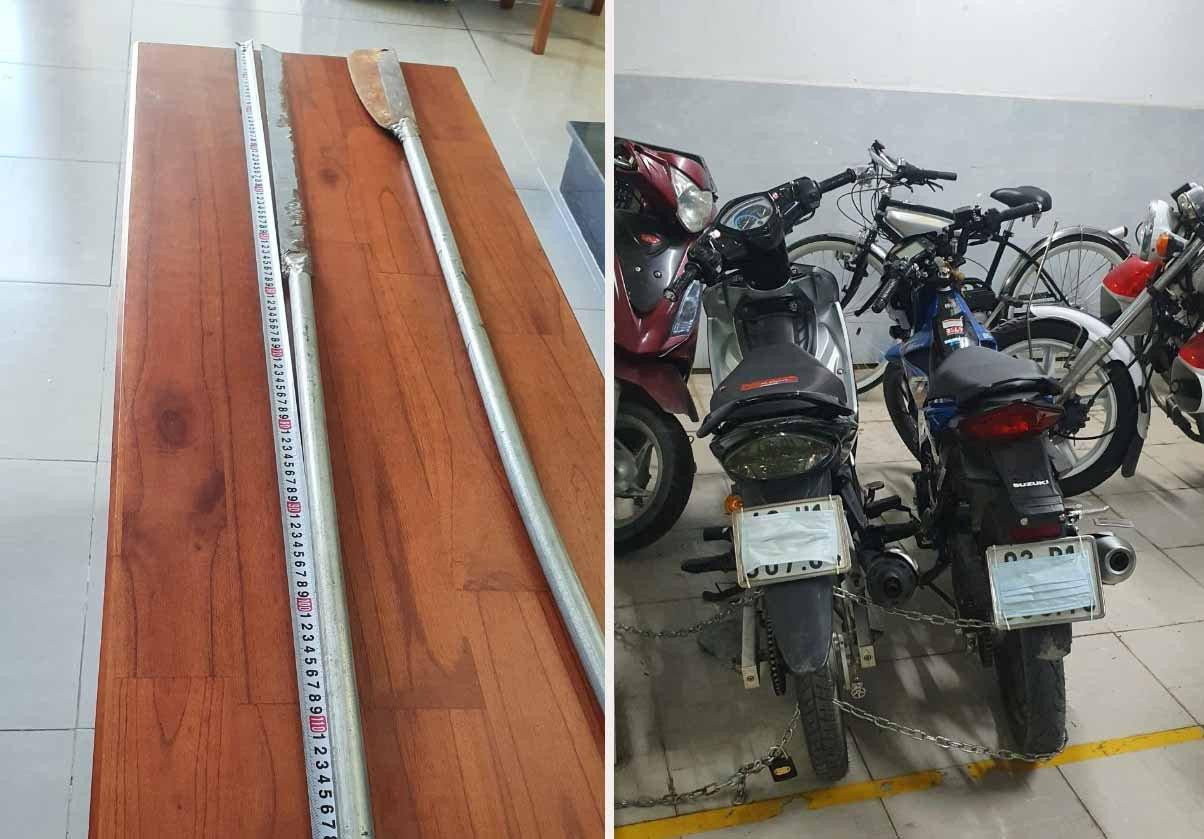 Xe máy được bịt khẩu trang che biển số và một số hung khí tự chế thu giữ trong vụ việc. Ảnh: G.C