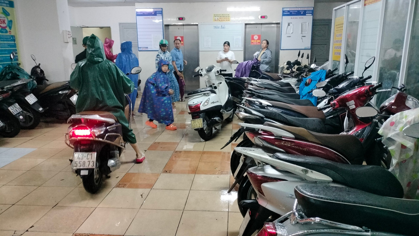 Tại một chung cư trên địa bàn phường Nại Hiên Đông (quận Sơn Trà) người dân đã di dời xe máy lên khỏi tầng hầm để tránh ngập. Nhà sinh hoạt cộng đồng, tiền sảnh chung cư trở thành nơi để xe của người dân khi mưa lớn. Tại một chung cư trên địa bàn phường Nại Hiên Đông (quận Sơn Trà) người dân đã di dời xe máy lên khỏi tầng hầm để tránh ngập. Nhà sinh hoạt cộng đồng, tiền sảnh chung cư trở thành nơi để xe của người dân khi mưa lớn.