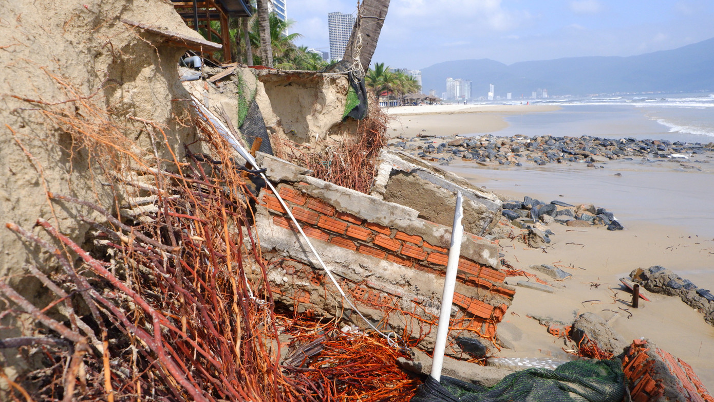 Những ngày qua do ảnh hưởng của áp thấp nhiệt đới suy yếu từ cơn bão số 10, khu vực biển Đà Nẵng có sóng lớn, nước biển dâng liên tục ăn sâu vào đất liền. Những ngày qua do ảnh hưởng của áp thấp nhiệt đới suy yếu từ cơn bão số 10, khu vực biển Đà Nẵng có sóng lớn, nước biển dâng liên tục ăn sâu vào đất liền.