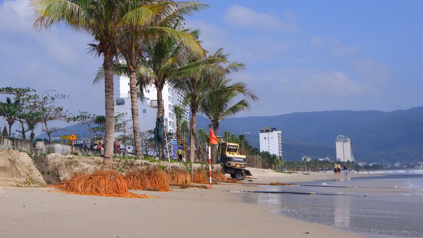 Trong khi đó, tại khu vực bãi biển Mân Thái (quận Sơn Trà) hàng chục mét bờ biển tại đây cũng bị sóng đánh, nước biển xâm thực gây sạt lở bãi biển.