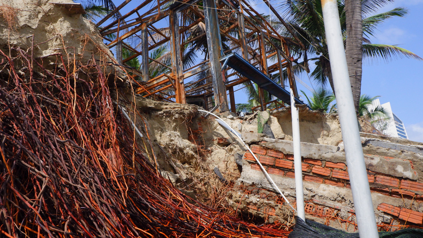 Nhiều cửa hàng, ki-ốt kinh doanh tại khu vực này đã bị sóng đánh sập, cuốn trôi. Nhiều cửa hàng, ki-ốt kinh doanh tại khu vực này đã bị sóng đánh sập, cuốn trôi.