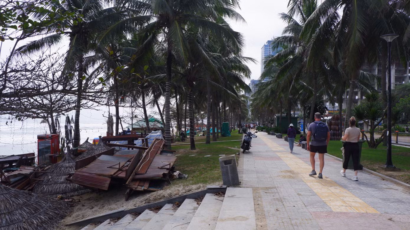 Các cửa hàng, chòi kinh doanh các mặt hàng giải khát, nghỉ mát trên bãi biển Mỹ Khê được thu gom tập kết dọc tuyến đường Võ Nguyên Giáp. Ông Nguyễn Văn Kim - một hộ kinh doanh tại đây cho biết: Sóng biển dâng cao ăn sâu vào đất liền đã gần 1 tuần nay. Các hộ dân đã dùng các cọc tre, bao cát lớn gia cố nhưng sóng biển vẫn đánh sập các cửa hàng, ki-ốt.