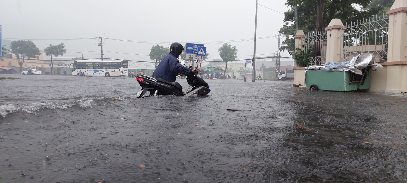 Đà Nẵng liên tiếp xảy ra ngập cục bộ do mưa lớn.