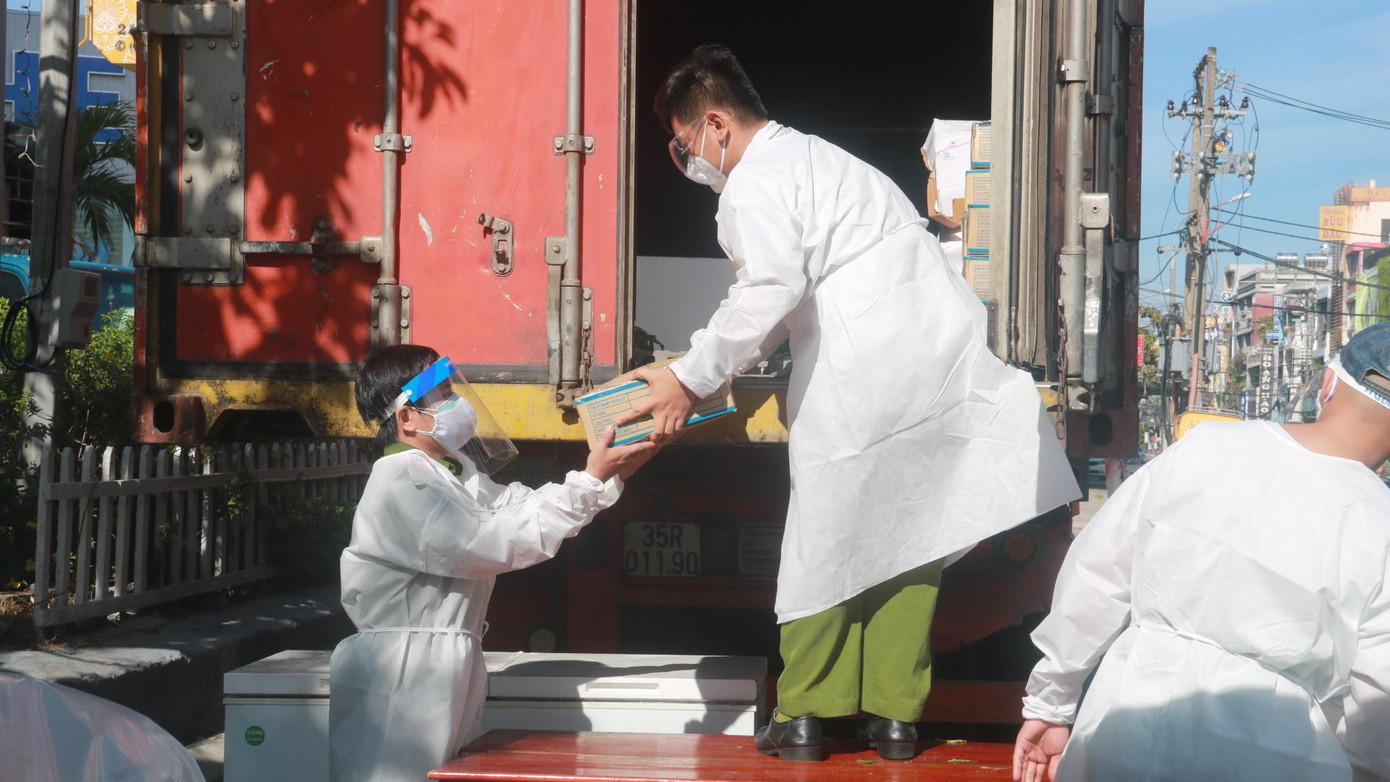 Một điểm bán hàng lưu động trên đường Hùng Vương (cạnh siêu thị Big C). Tại các điểm bán hàng đều bố trí container có máy lạnh để bảo quản thực phẩm.