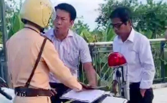 Hình ảnh hai đối tượng Nguyễn Bá Tín và Châu Ngọc Tấn xúc phạm lực lượng công an đang làm nhiệm vụ được người dân ghi lại. Hình ảnh hai đối tượng Nguyễn Bá Tín và Châu Ngọc Tấn xúc phạm lực lượng công an đang làm nhiệm vụ được người dân ghi lại.